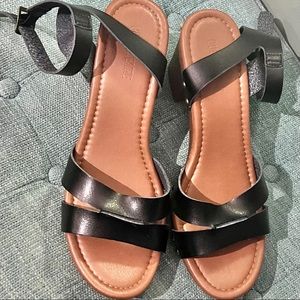 Size 11 M CUSHIONAIRE Women's Sandra Faux Wood Sandal +LiteSole Technology